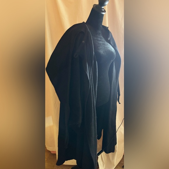 Elegant Black Cloak - Picture 1 of 7